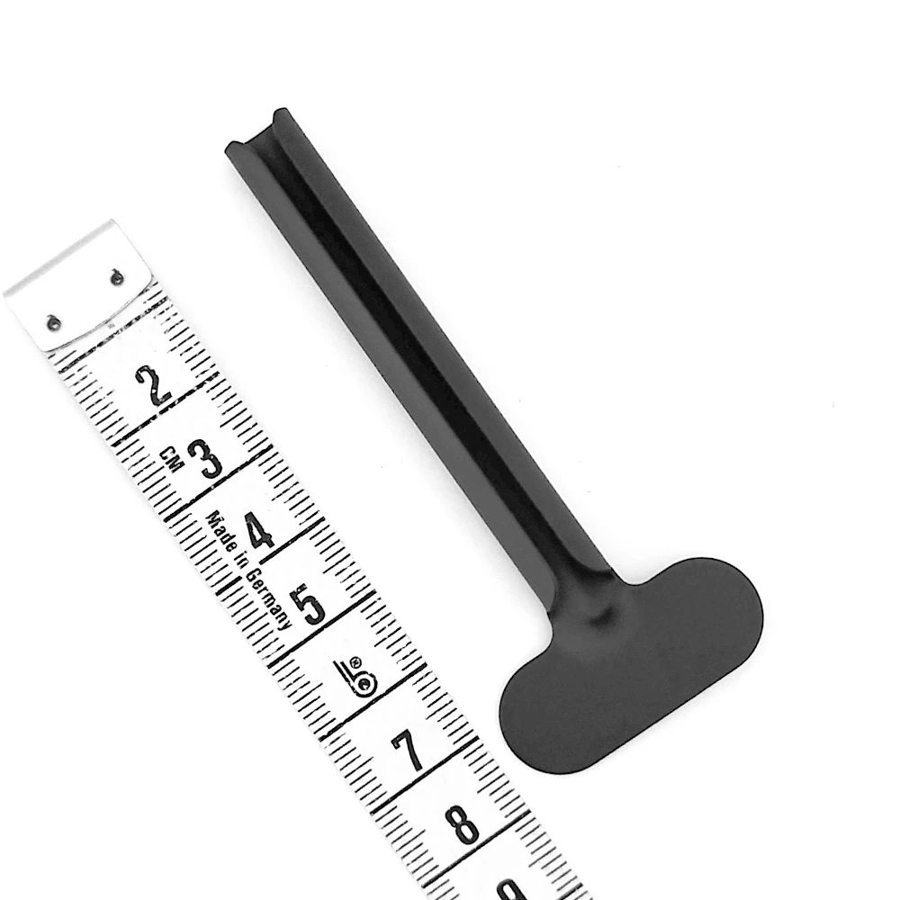 Метален ключ за изпразване на туби с боя